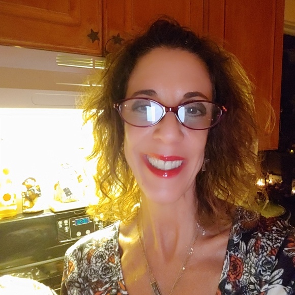 Meet your Posher, Laura - Picture 1 of 1